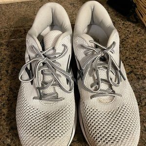 Size 15 men’s Brooks